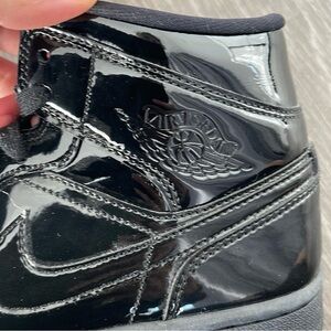Beautiful shiny black Air Jordan's. Rare find!
Worn once.
Women's 6.5